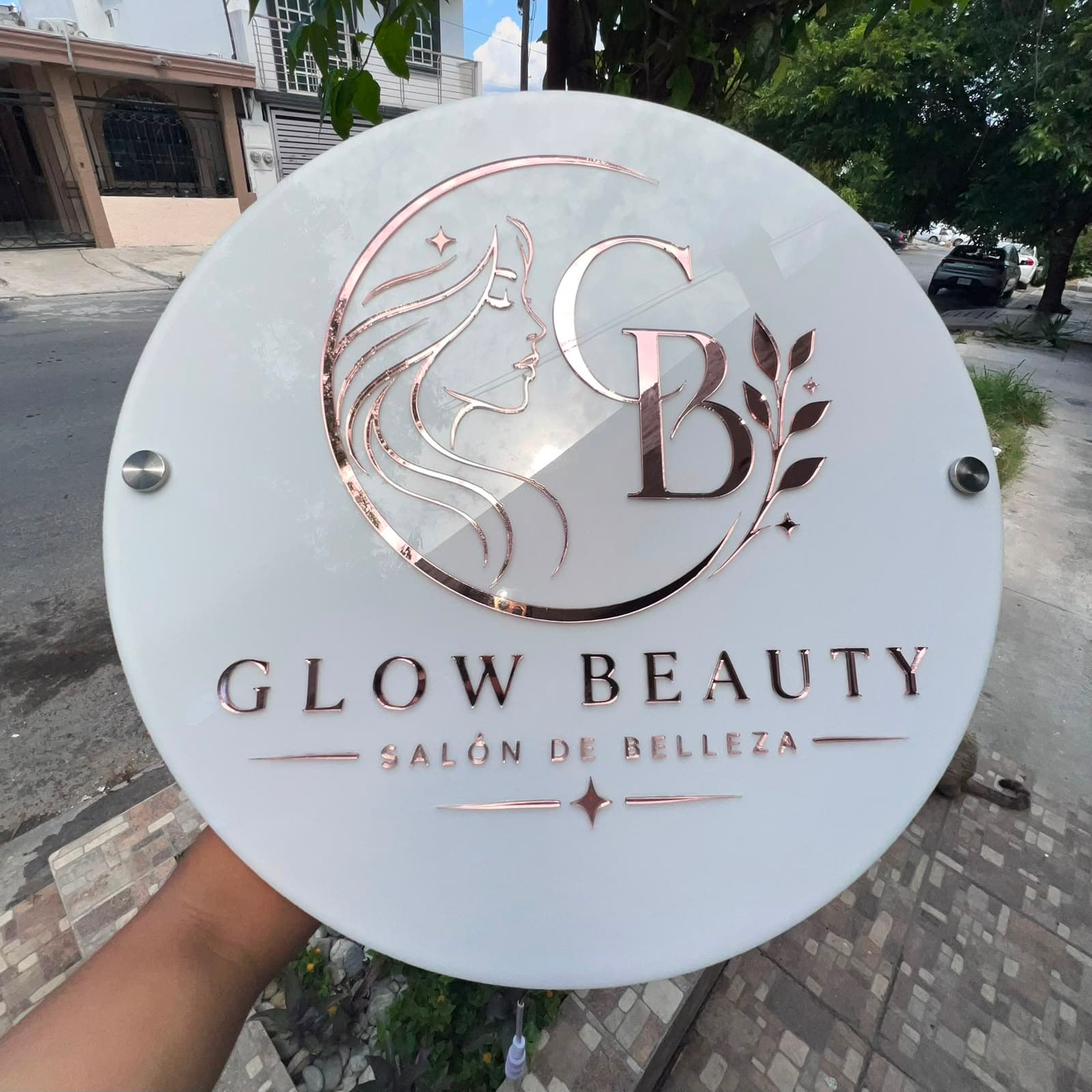 Letrero personalizado hecho por Luaser para Glow Beauty