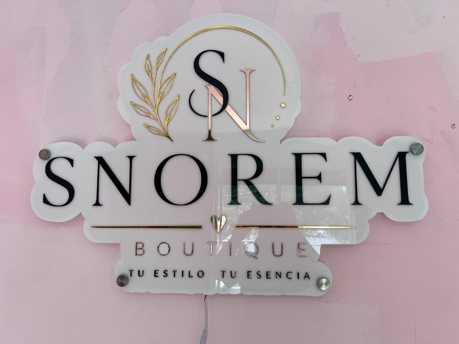 Letrero personalizado hecho por Luaser para Snorem Boutique